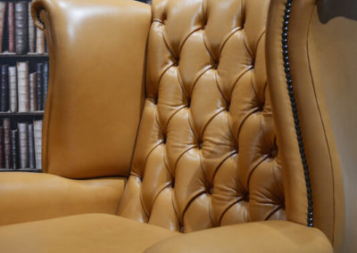 queen anne chesterfield gombozott fotel