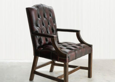 Gainsborough karfás chesterfield szék