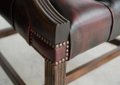 Gainsborough karfás chesterfield szék részlet